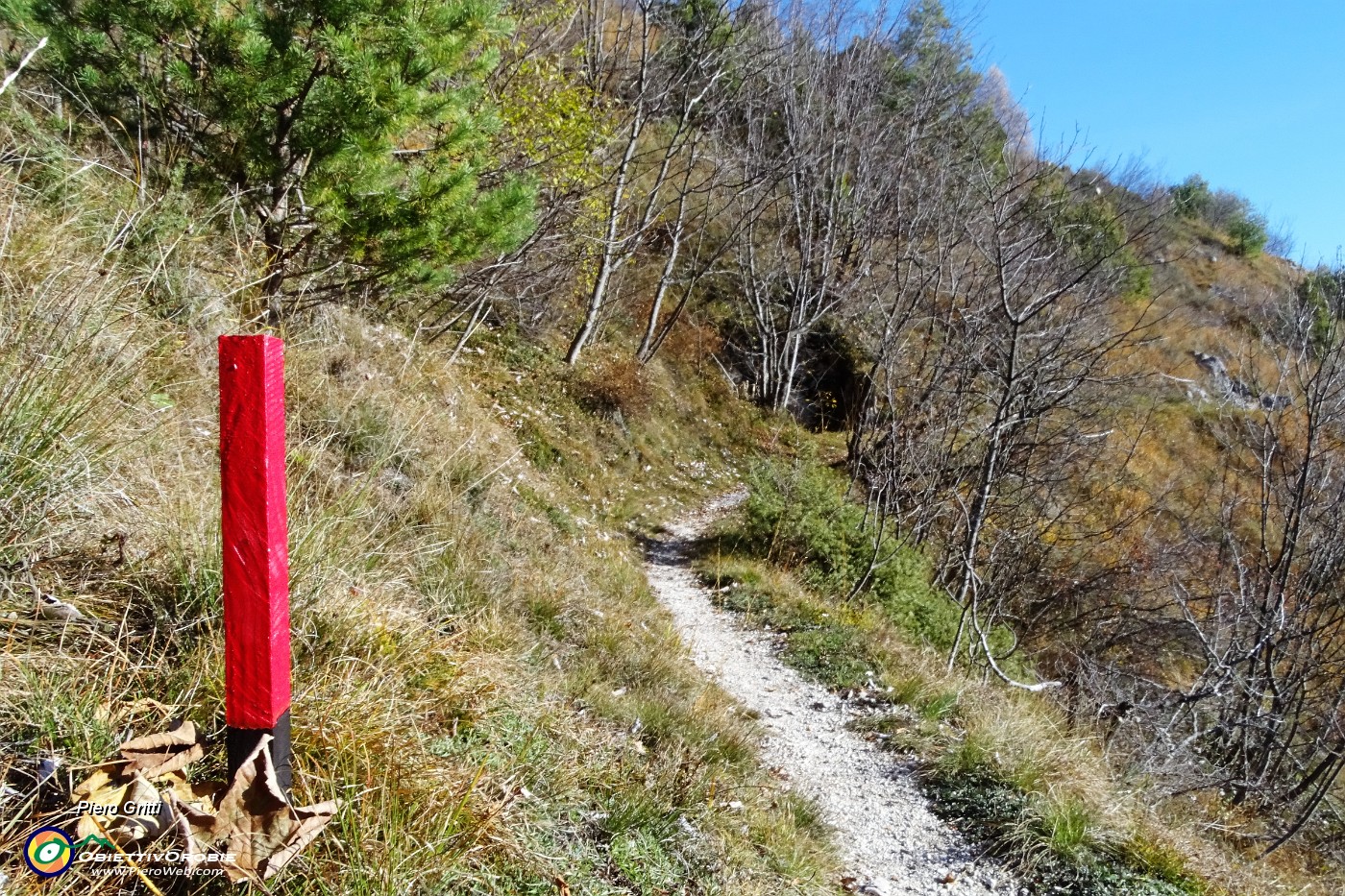 51 Ecco il paletto rosso indica la direzione per la croce del Pizzo Rabbioso.JPG